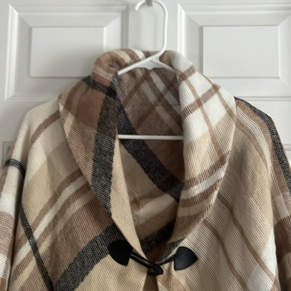 West loop women’s plaid poncho shawl scarf,  toggle closure nwt - Picture 4 of 10